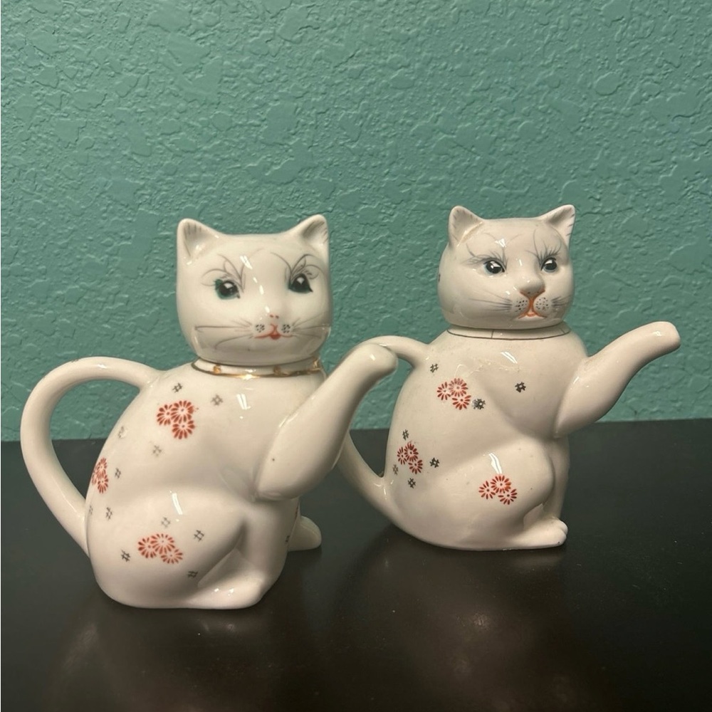 Vintage Maneki Neko Lucky Cat Porcelain Teapot and creamer set
